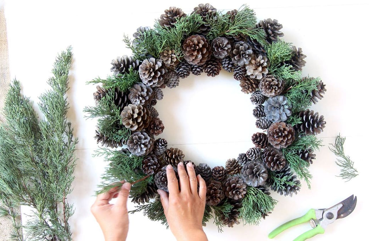 DIY Christmas Wreath Ideas - Pinecone Wreath