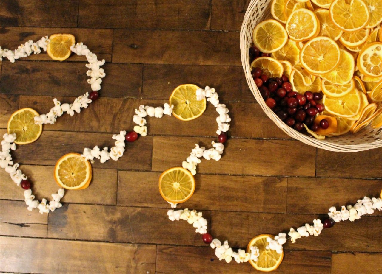 DIY popcorn Christmas garland