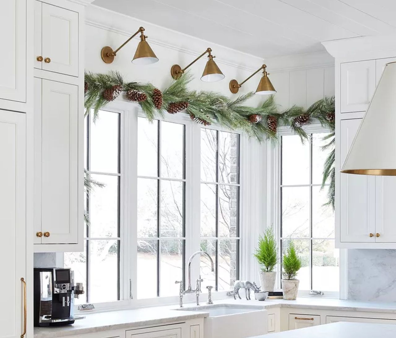 Easy Christmas Window Decoration Ideas - garland