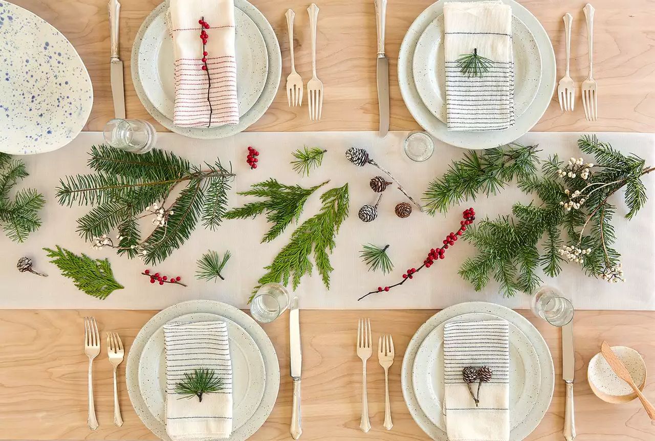 Easy Greenery Centerpiece dining table decoration for Christmas