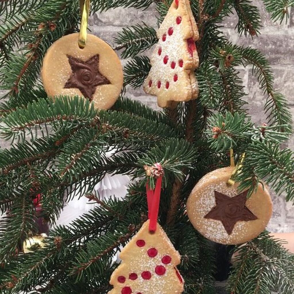 30 Edible Christmas Decorations You can Make at Home
