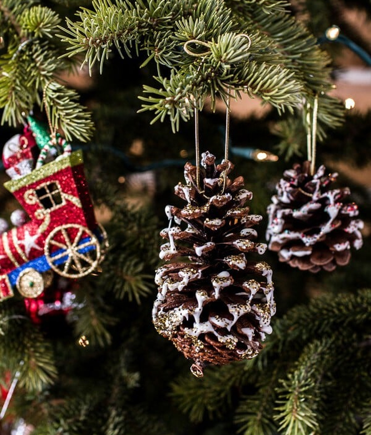 Eye-Catching hanging Pinecone Ornaments Covered With Snow and Golden Glitter