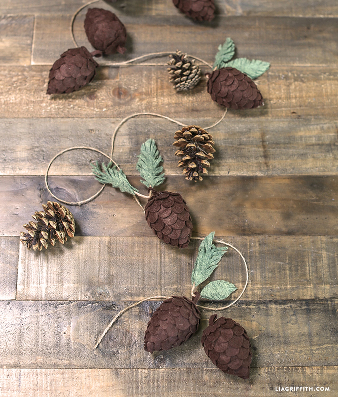 Make Christmas Garland With Felt Pinecones