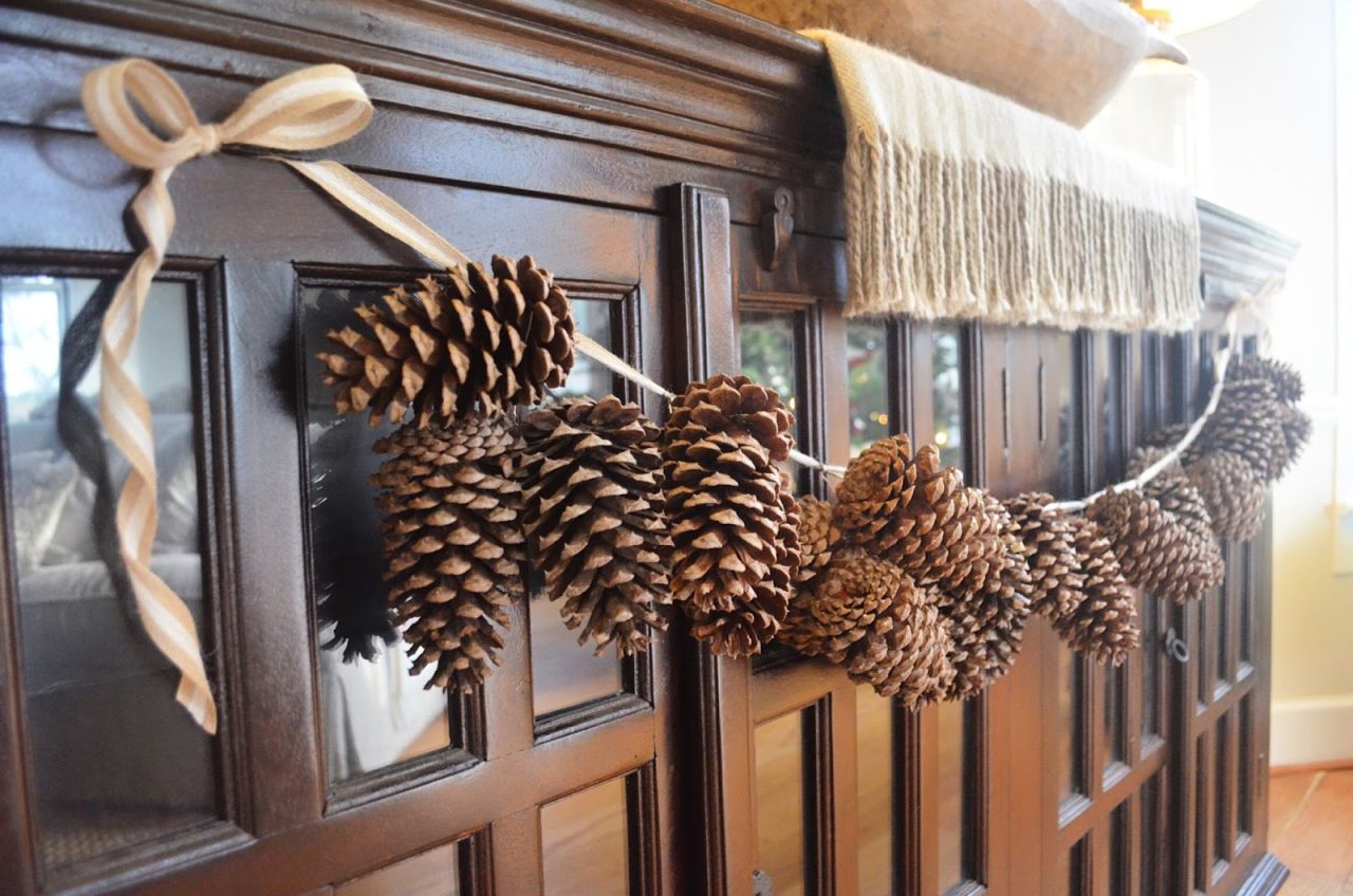 Pine cone Christmas garland