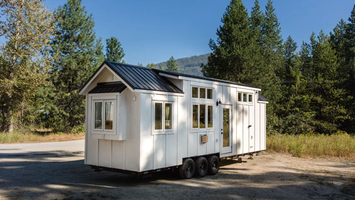 30ft Sitka Tiny House Has Lower Level Bedroom and Bathtub