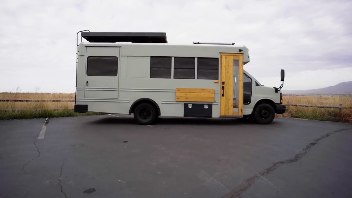 Bus Tiny House Helps Veteran Couple to Realize Their Dream