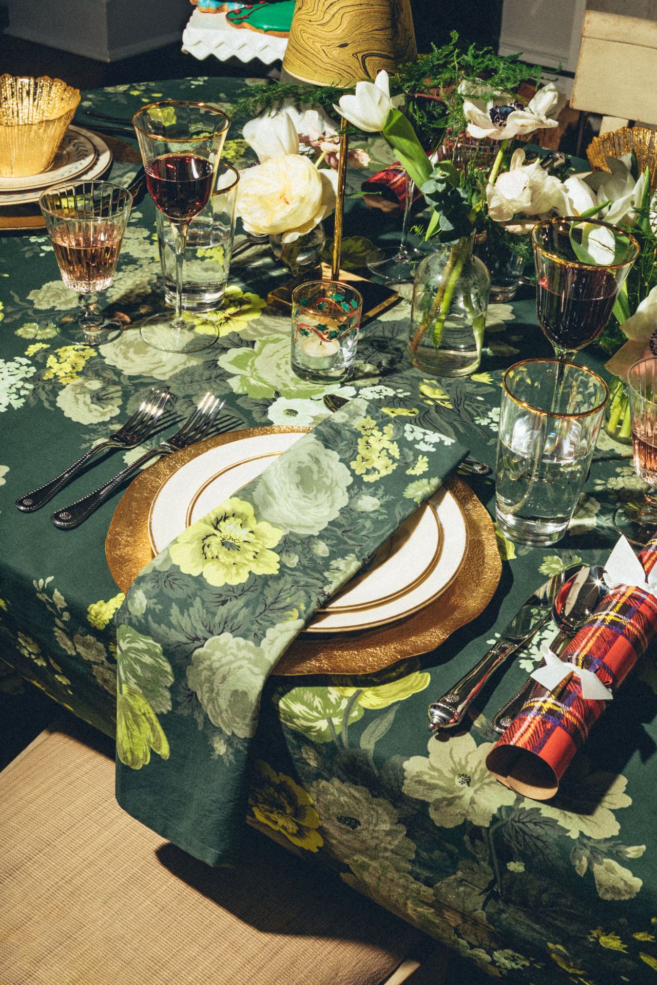 party crackers for dining table