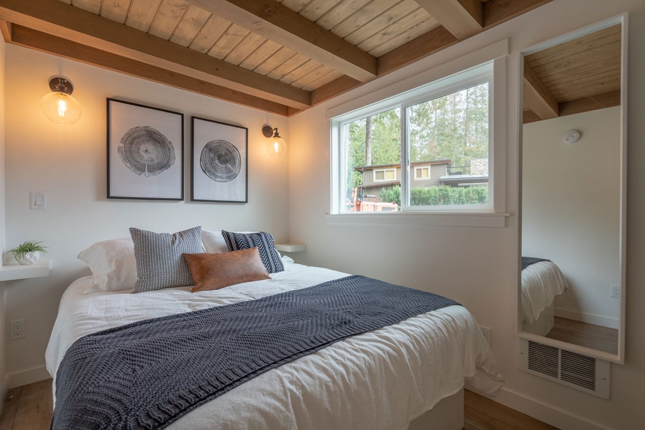 Modern Bellevue Tiny House - bedroom