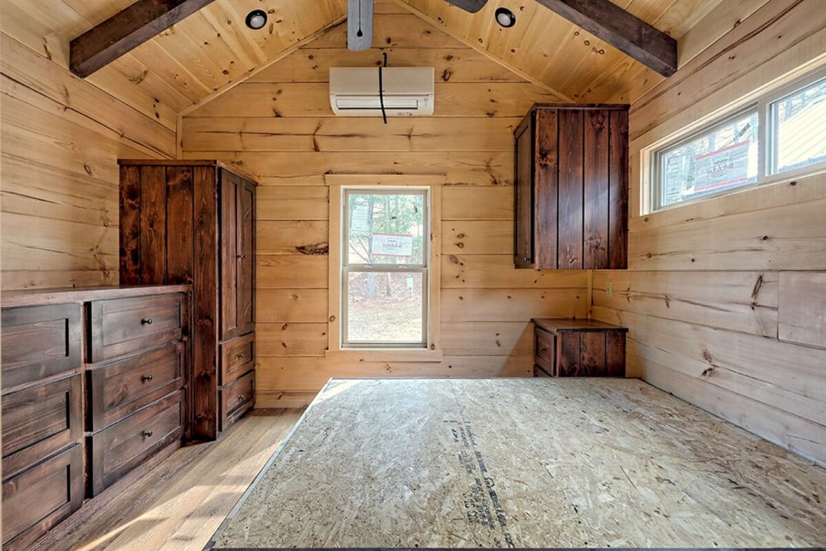 Lincoln Tiny House has Screened Porch, Doghouse in Living Room
