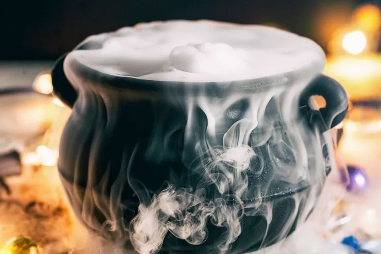 A bubbling dry ice pot for eerie fog
