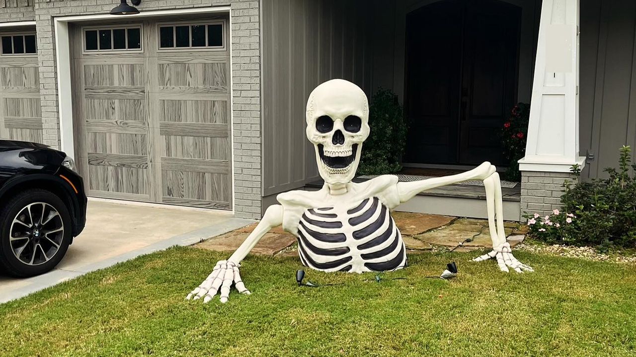 Best Outdoor Skeleton Halloween Decorations - Ground breaking skeleton