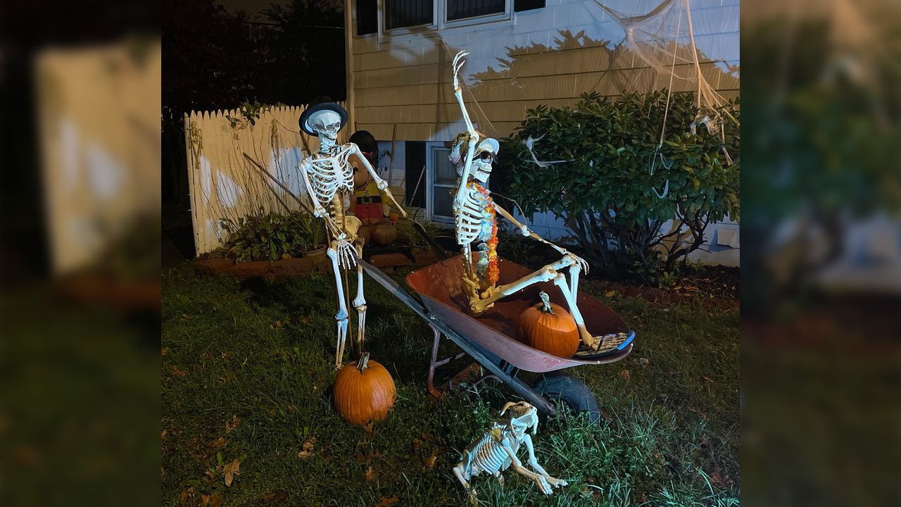Best Outdoor Skeleton Halloween Decorations - Wheelbarrow party