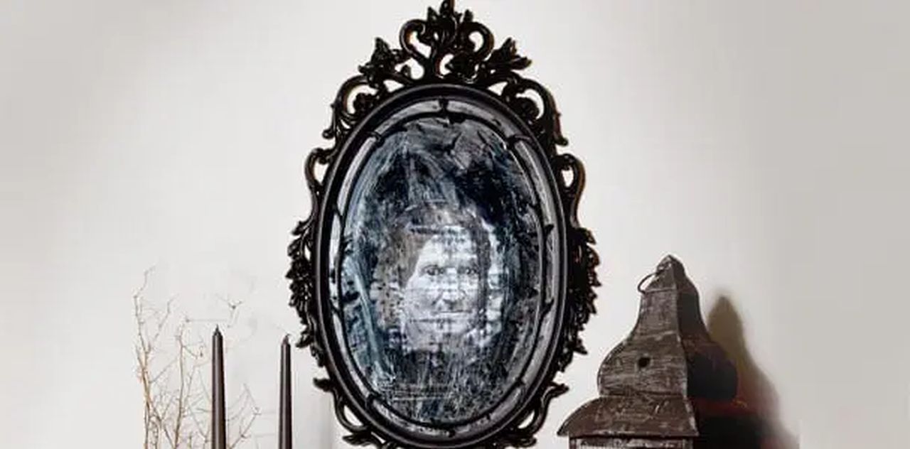 Haunted Mirror with Ghostly Reflections_1