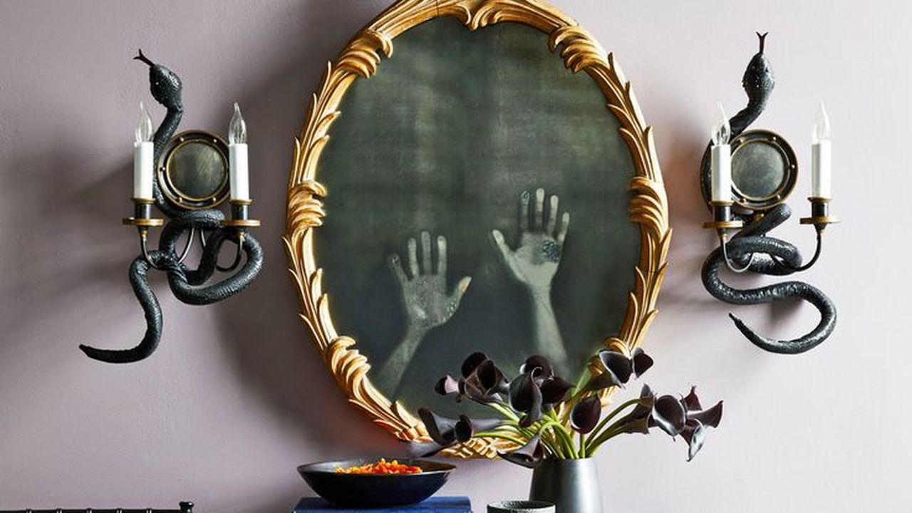 Haunted Mirror with Ghostly Reflections_2