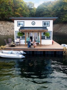 houseboat - alternative housing ideas-homecrux-1