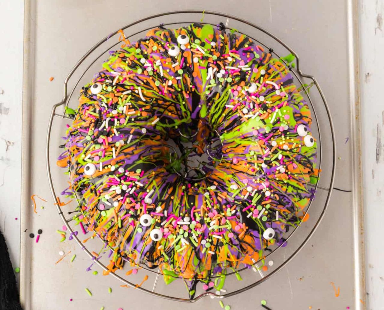 Bundt Halloween cake idea by Love Bakes Good Cakes - homecrux
