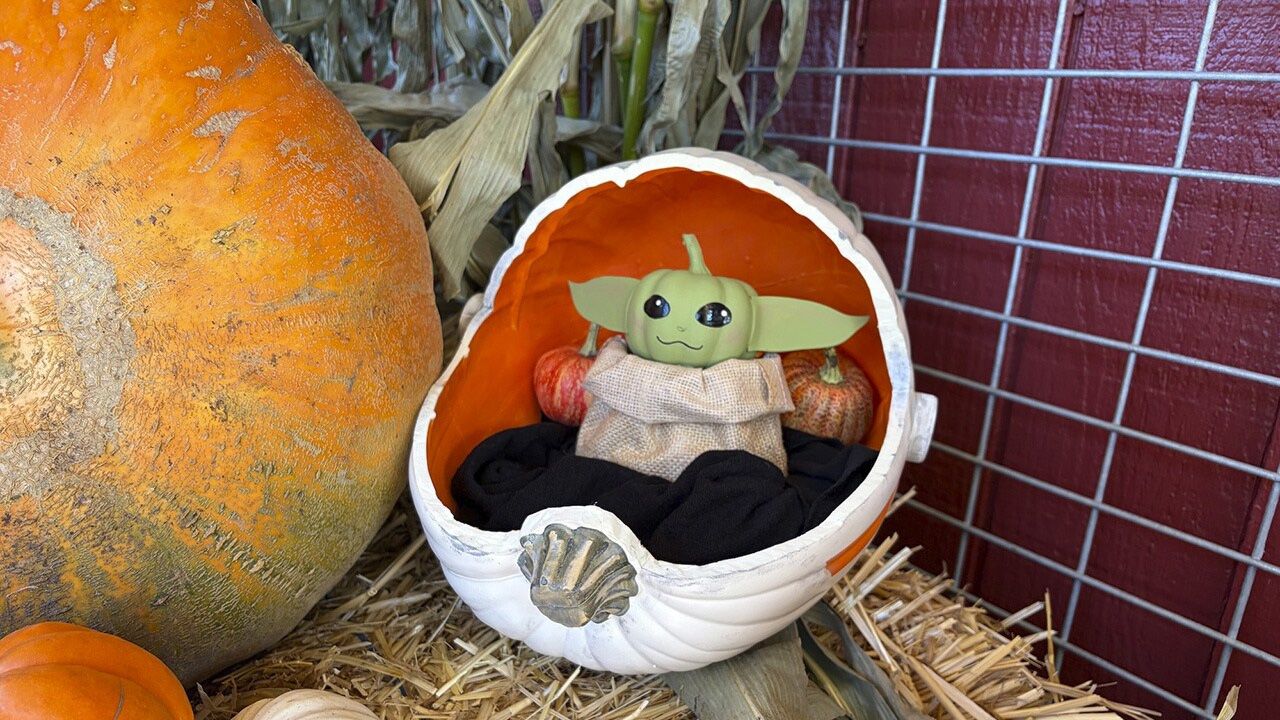 Star Wars Halloween Display Ideas - grogu