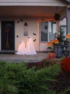 DIY Floor-standing lighted ghosts for Halloween