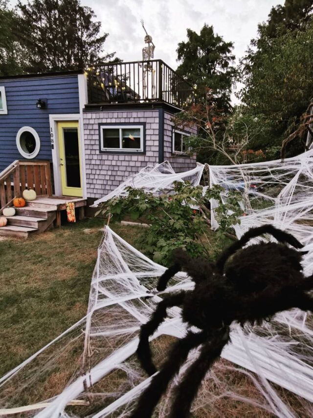 10 Tiny Houses Dressed for Halloween