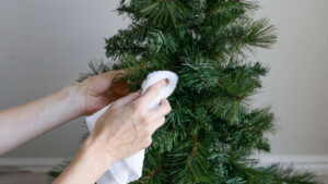 How to clean an artificial Christmas tree -featured