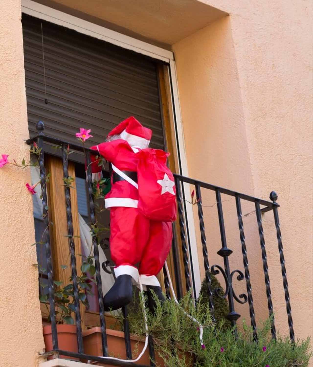 hanging Santa balcony Christmas décor