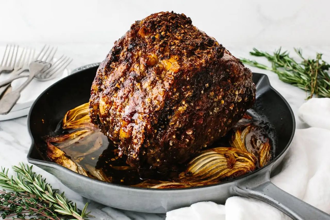 Best Christmas Main Course Dinner Recipes - Garlic Herb Crust Prime Rib