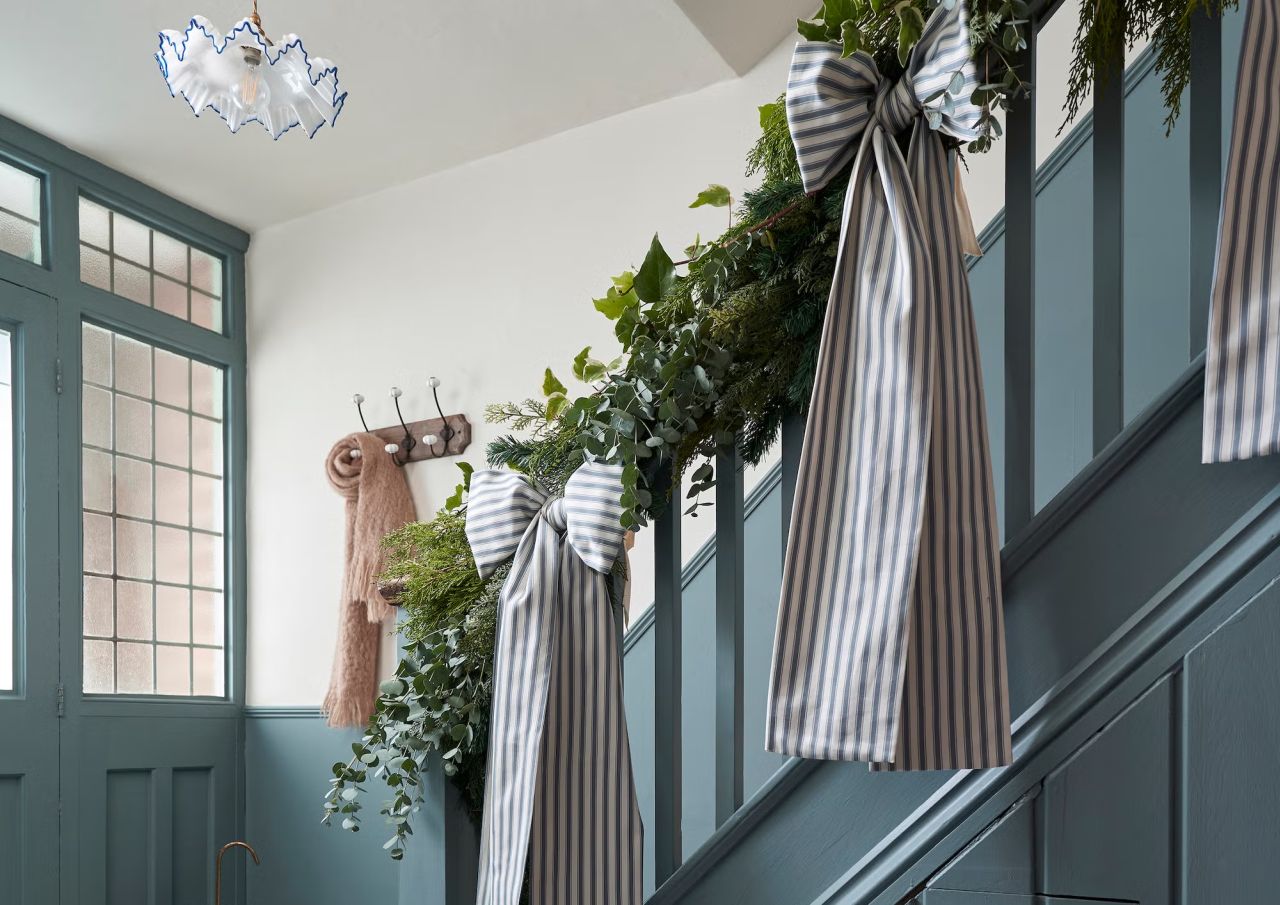 Big bows adorning staircase