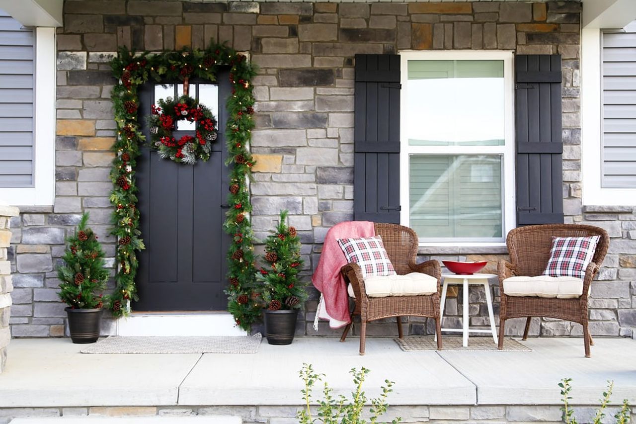 Front Porch Christmas Decoration Ideas - Minimalistic