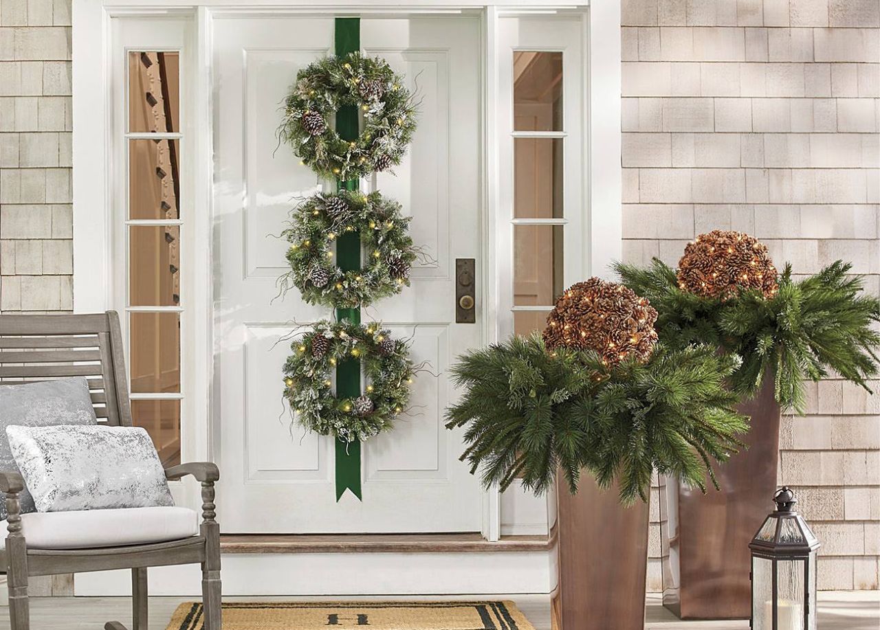 Front Porch Christmas Decoration Ideas - Say it with pinecones