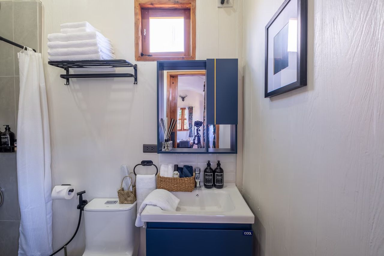 Sleepy Shepherd's Hut-in by Filipino couple- bathroom