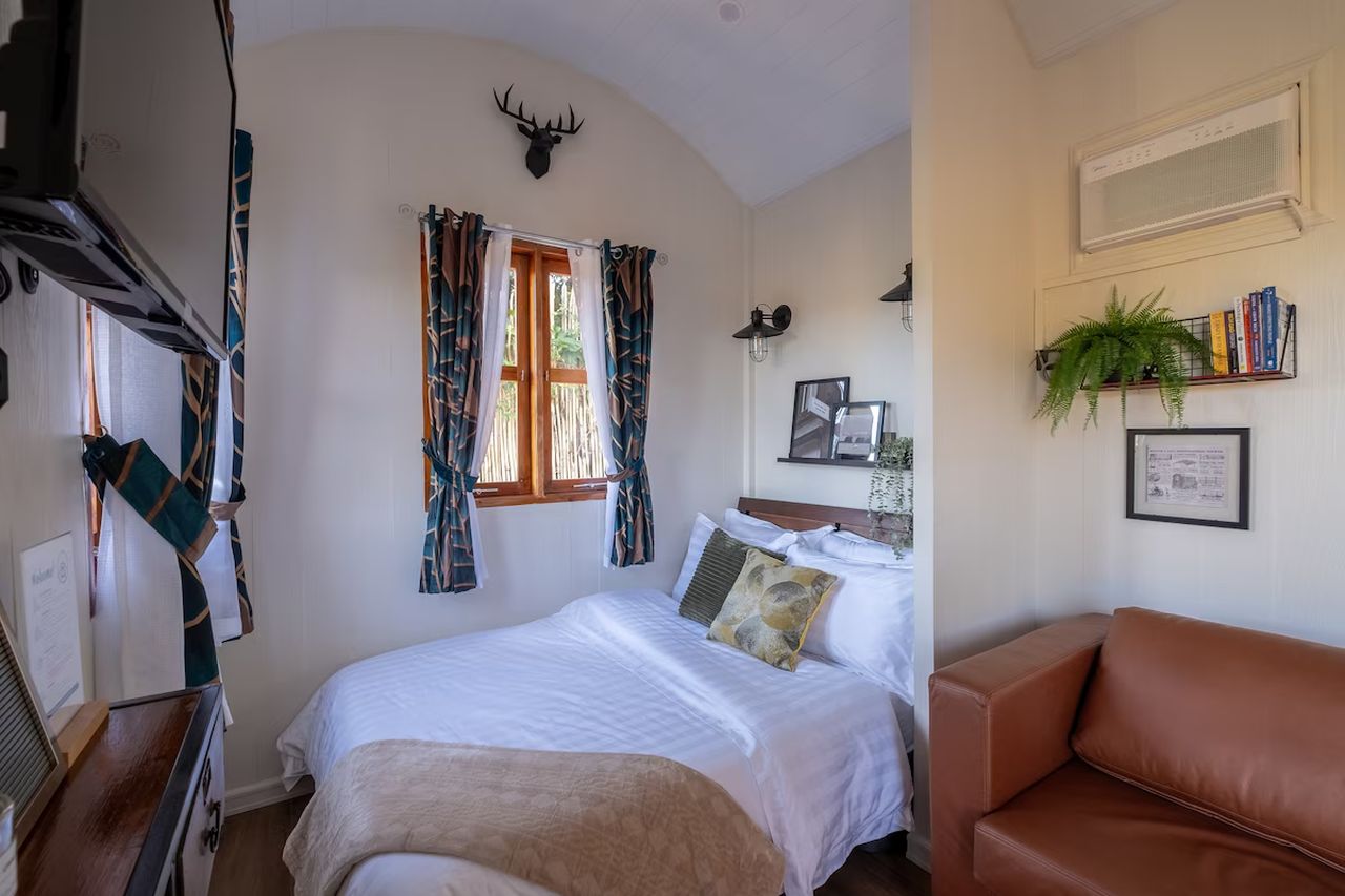 Sleepy Shepherd's Hut-in by Filipino couple-bedroom-3