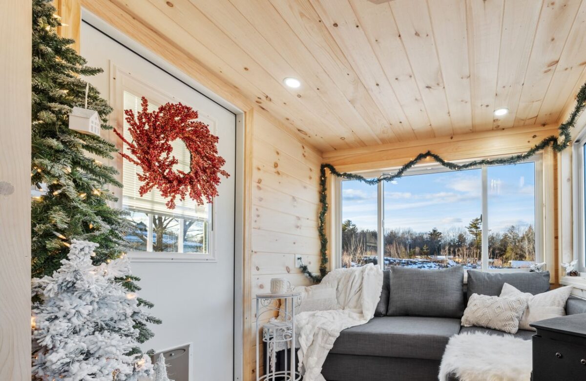 Tiny House Christmas Decoration Ideas for Downsizing Enthusiasts