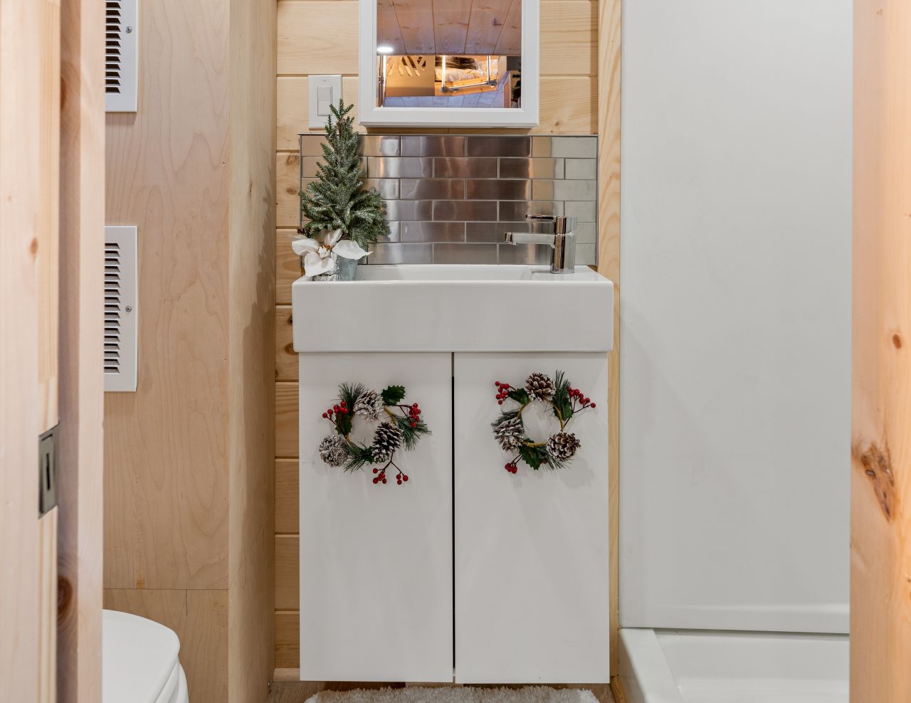 Tiny House Christmas Decoration Ideas - bathroom