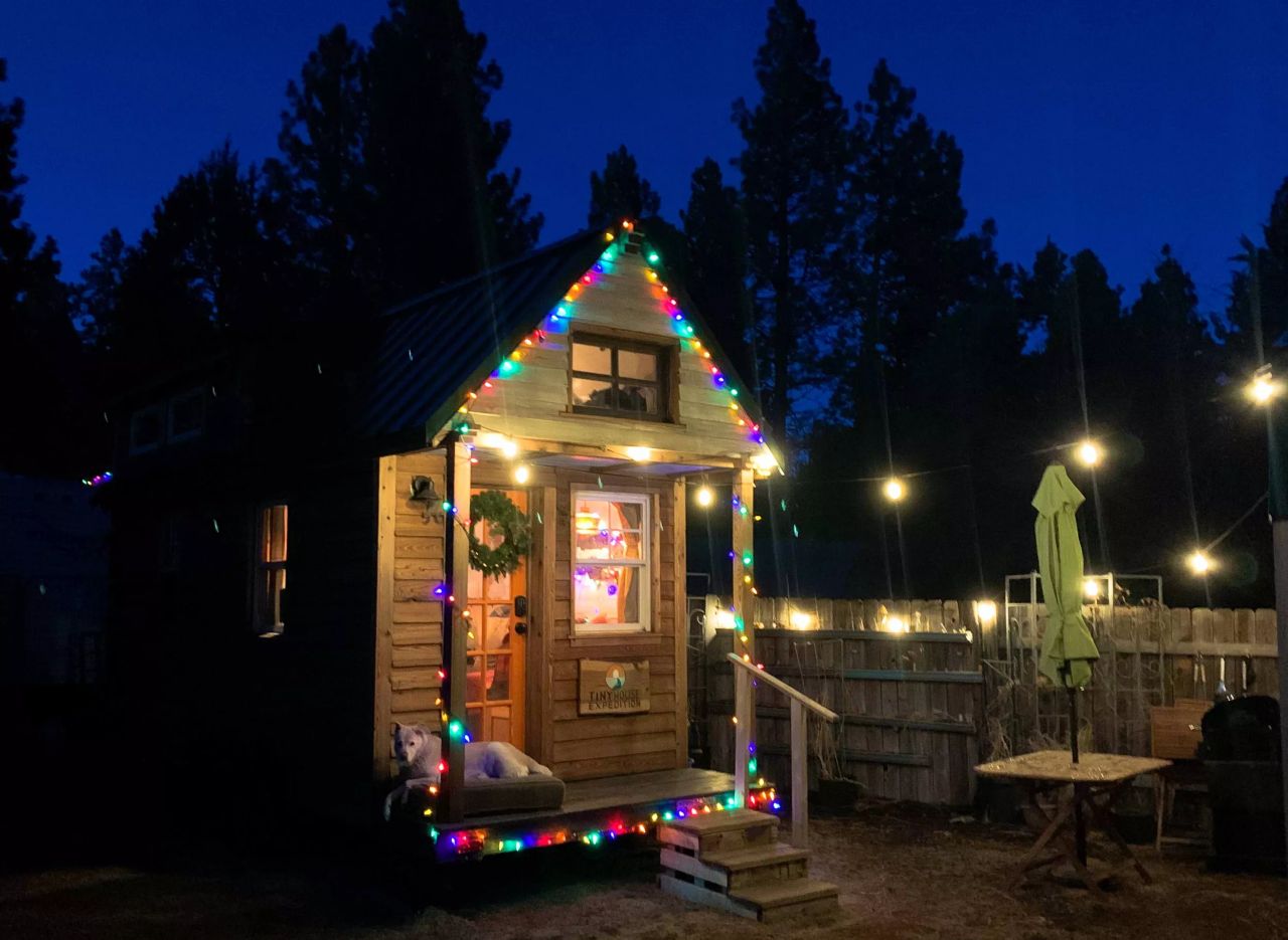 Tiny House Christmas Decoration Ideas - exterior