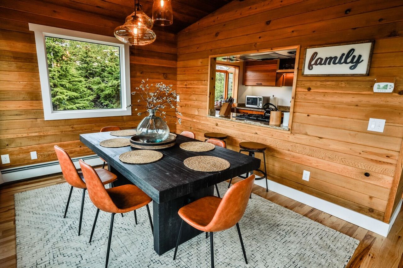 best christmas airbnbs in US - Hemlock Mountain House in Anchorage, Alaska 1