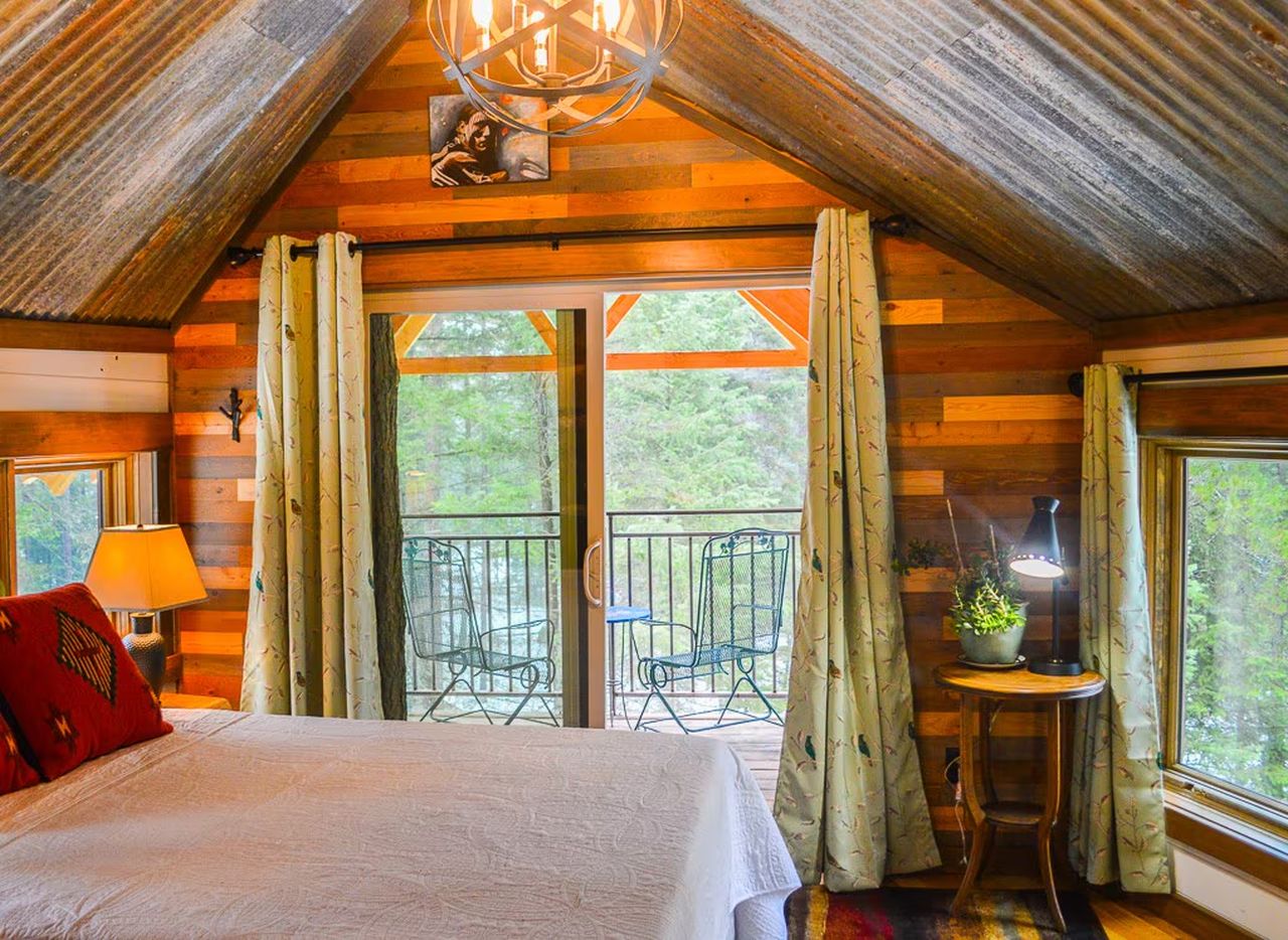 best christmas airbnbs in US - Meadowlark Treehouse in Montana 1