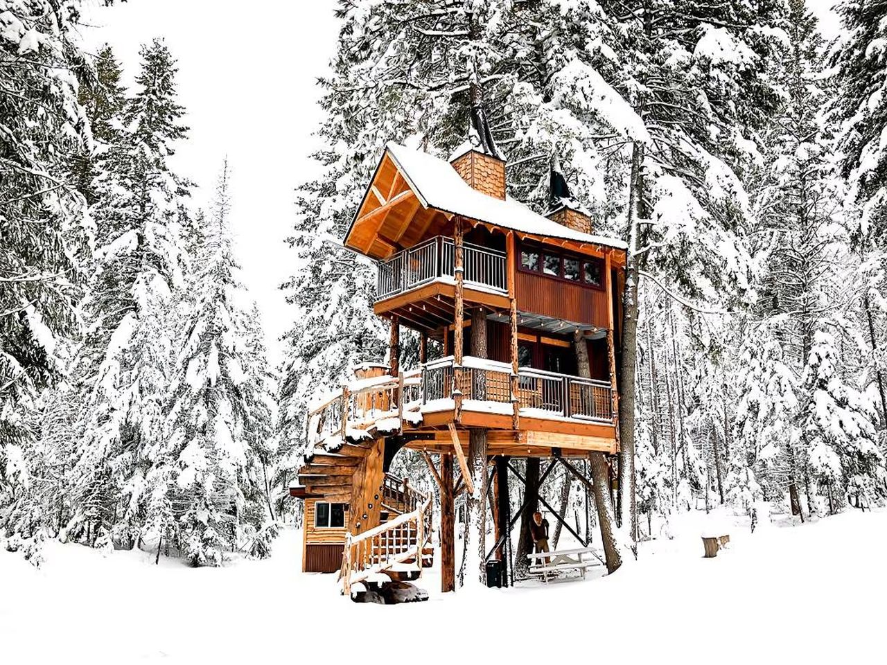 best christmas airbnbs in US - Meadowlark Treehouse in Montana