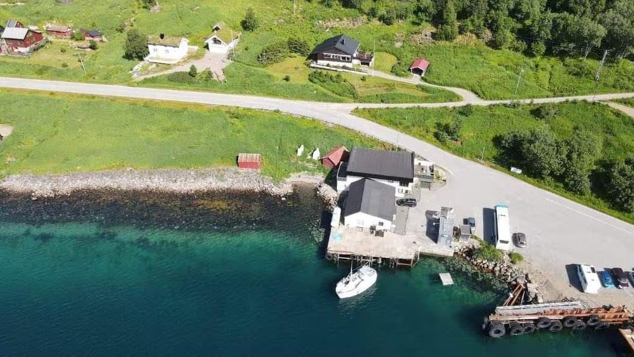 Best Airbnbs to Spot Northern Lights - Seahouse in Hennes, Norway 1