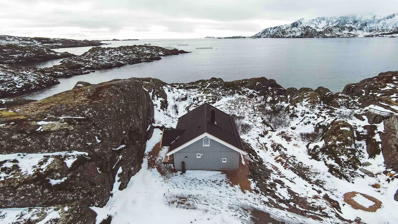 Best Airbnbs to Spot Northern Lights - Waterfront Cabin in Lofoten Islands, Norway