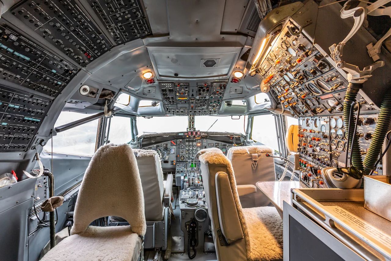 Boeing 727 Private Jet - cockpit