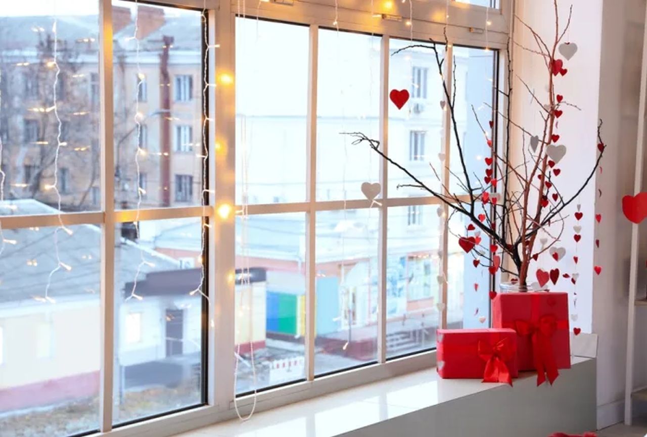 DIY branch trimming Window decoration for valentine's Day