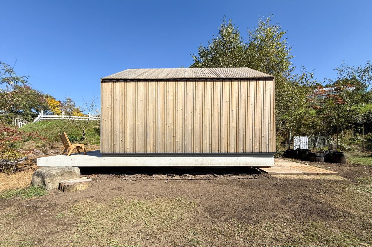 Hovering Cabin in Japan- exterior