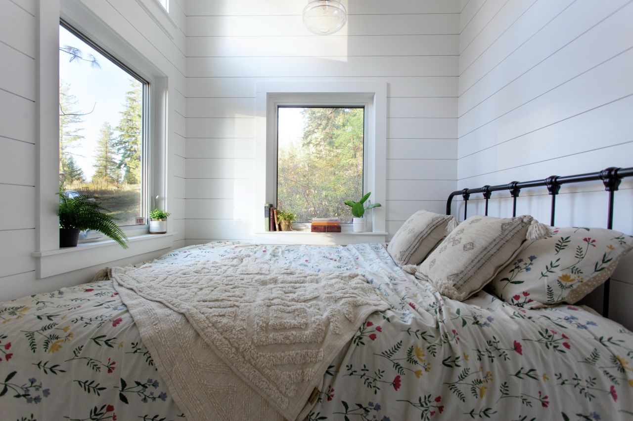 Modern Farmhouse Tiny House - bedroom