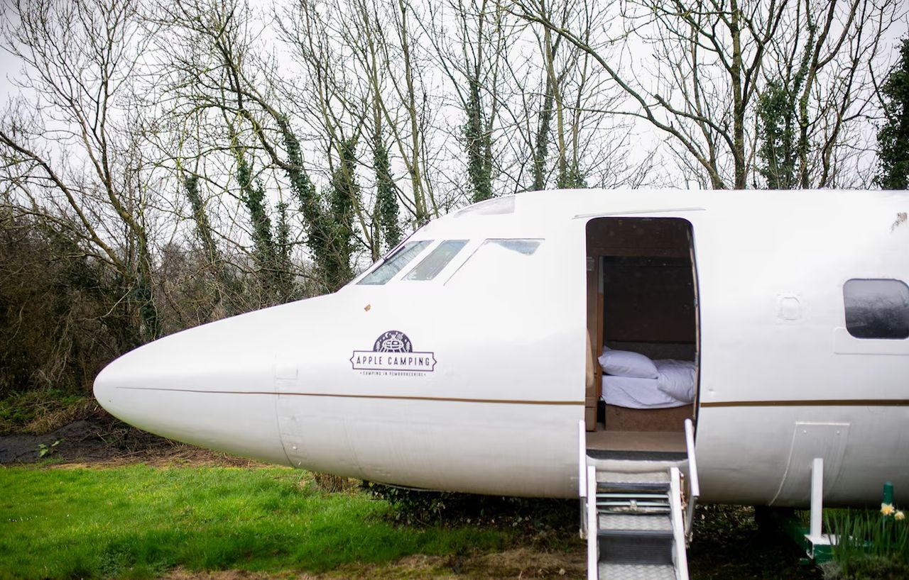 Private Jet Tenby - King Sized Bed & Full Cockpit