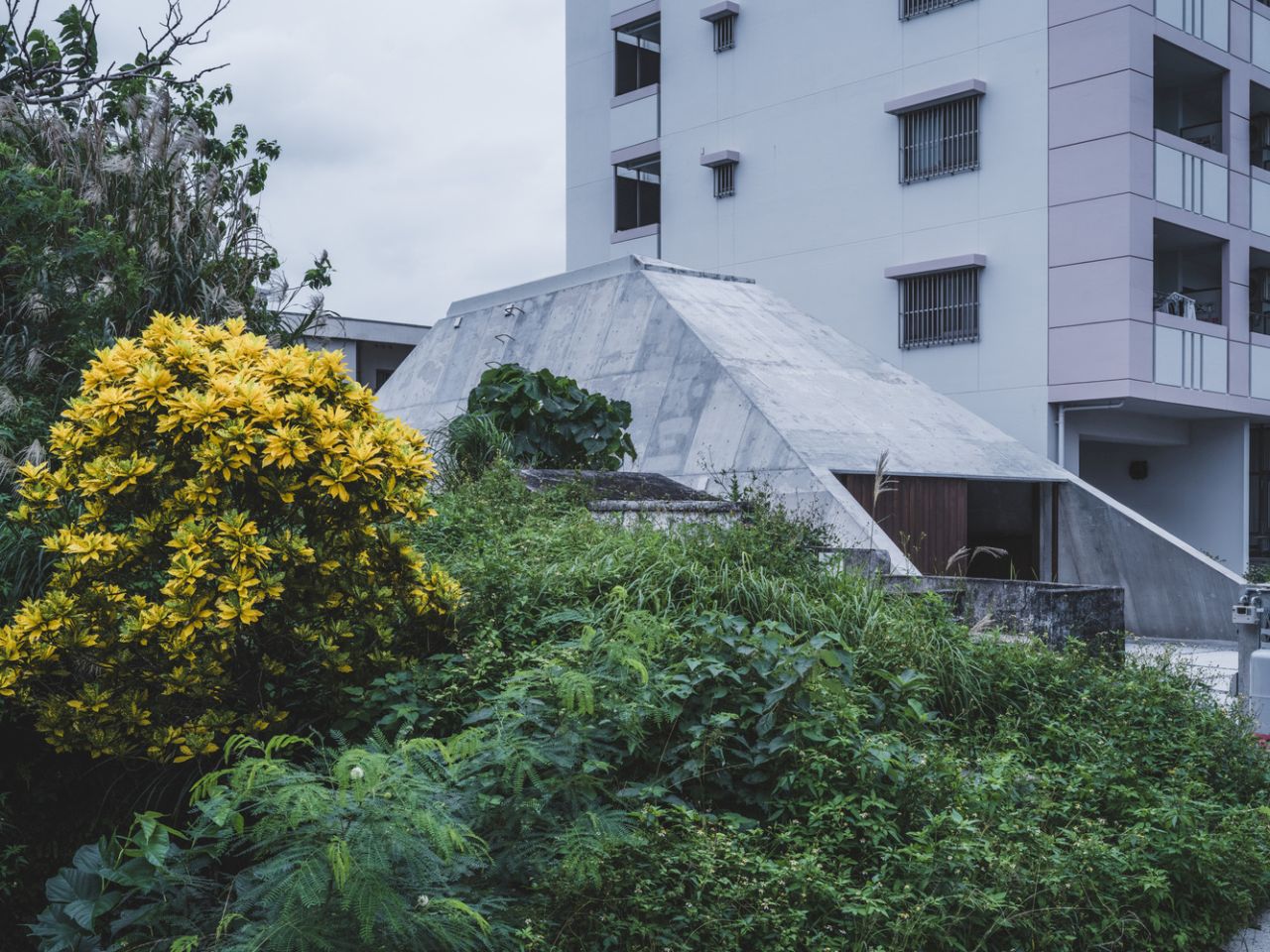 This Concrete House in Japan Embraces a Pyramid Shape to Adapt to its Sloping Site    