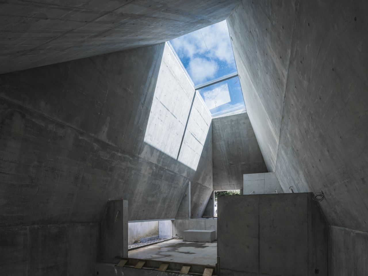 This Concrete House in Japan Embraces a Pyramid Shape to Adapt to its Sloping Site