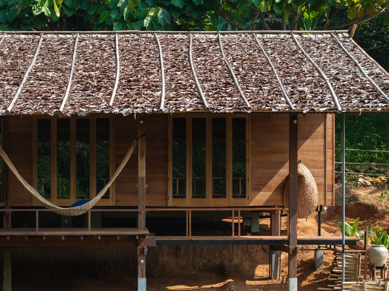 Yangnar Studio Builds Vacation Rental in Thailand, Featuring Roof Made of Gurjan Leaves