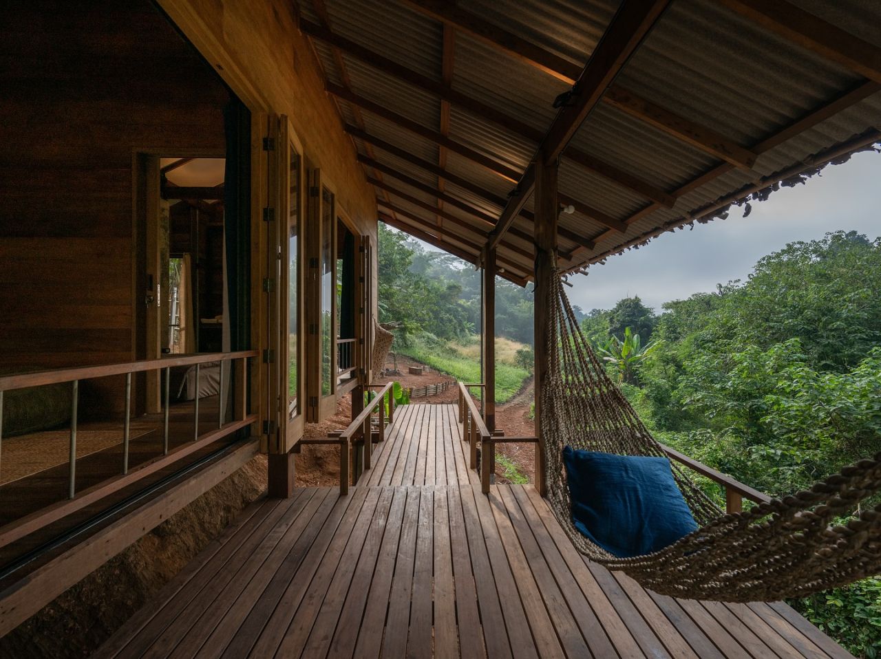 Yangnar Studio Builds Vacation Rental in Thailand, Featuring Roof Made of Gurjan Leaves