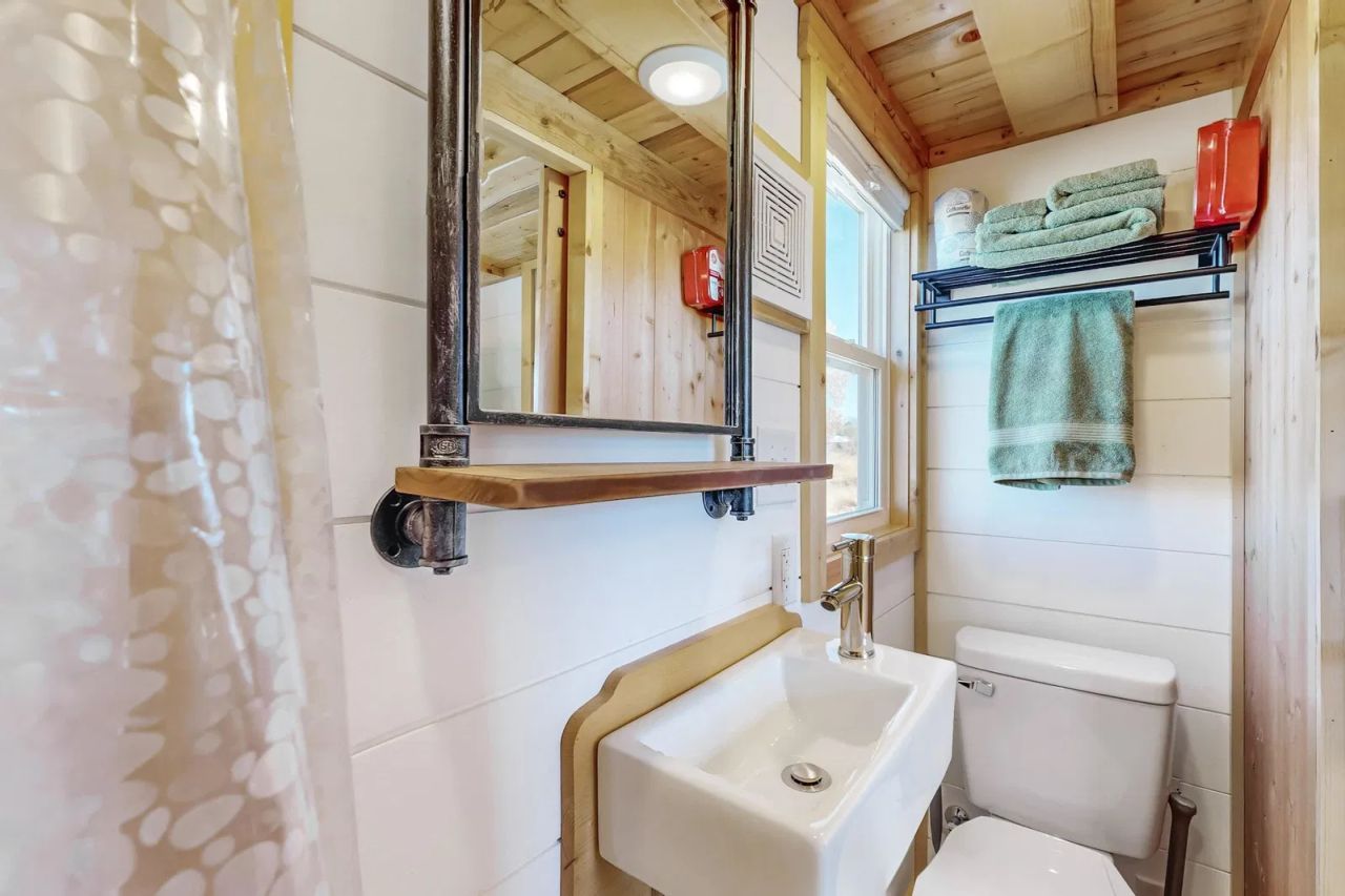 Evergreen Tiny House- bathroom