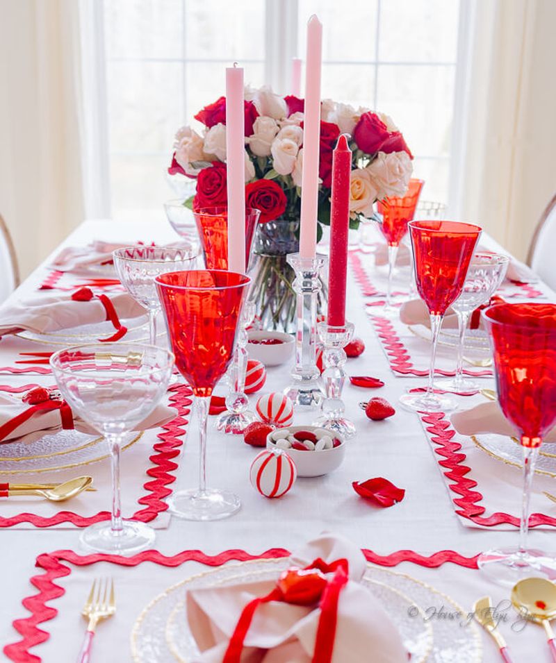 Lively red and pink table décor by Elyn 